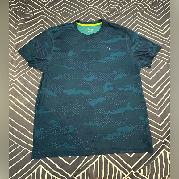 Bundle (4) active wear Old Navi shirts. - Picture 8 of 13